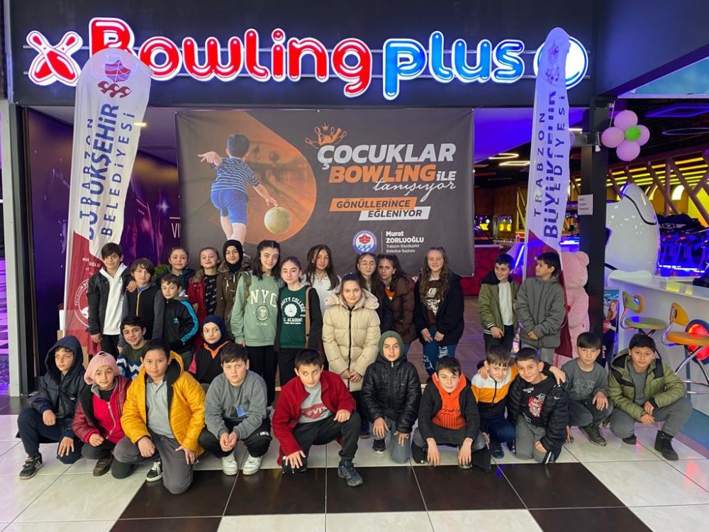 TRABZON BÜYÜKŞEHİR BELEDİYESİ, SPOR ETKİNLİKLERİ KAPSAMINDA ÖĞRENCİLERİ BOWLİNGLE BULUŞTURUYOR. TRABZON'UN 18 İLÇESİNDE YAŞAYAN ÖĞRENCİLERİN KATILDIĞI ETKİNLİKLERDE RENKLİ GÖRÜNTÜLER ORTAYA ÇIKIYOR