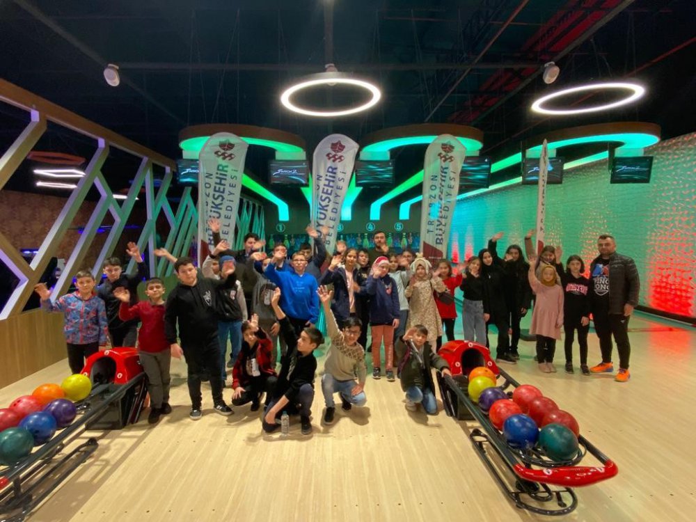 TRABZON BÜYÜKŞEHİR BELEDİYESİ, SPOR ETKİNLİKLERİ KAPSAMINDA ÖĞRENCİLERİ BOWLİNGLE BULUŞTURUYOR. TRABZON'UN 18 İLÇESİNDE YAŞAYAN ÖĞRENCİLERİN KATILDIĞI ETKİNLİKLERDE RENKLİ GÖRÜNTÜLER ORTAYA ÇIKIYOR