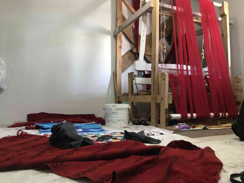 BAYBURT'TA YAŞAYAN SÜHEYLA DEMİR, EVİNİN BİR ODASINDA KURDUĞU TEZGAHINDA ESKİ KAZAKLARI SÖKEREK, YENİDEN KULLANILMAYA HAZIR ÜRÜNLER ÜRETİYOR