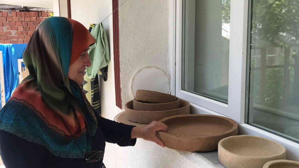 BAYBURT'TA YAŞAYAN SÜHEYLA DEMİR, EVİNİN BİR ODASINDA KURDUĞU TEZGAHINDA ESKİ KAZAKLARI SÖKEREK, YENİDEN KULLANILMAYA HAZIR ÜRÜNLER ÜRETİYOR
