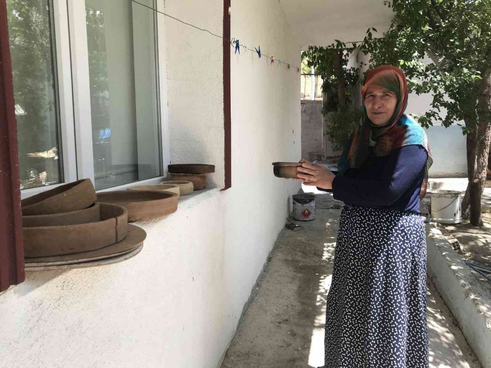 BAYBURT'TA YAŞAYAN SÜHEYLA DEMİR, EVİNİN BİR ODASINDA KURDUĞU TEZGAHINDA ESKİ KAZAKLARI SÖKEREK, YENİDEN KULLANILMAYA HAZIR ÜRÜNLER ÜRETİYOR