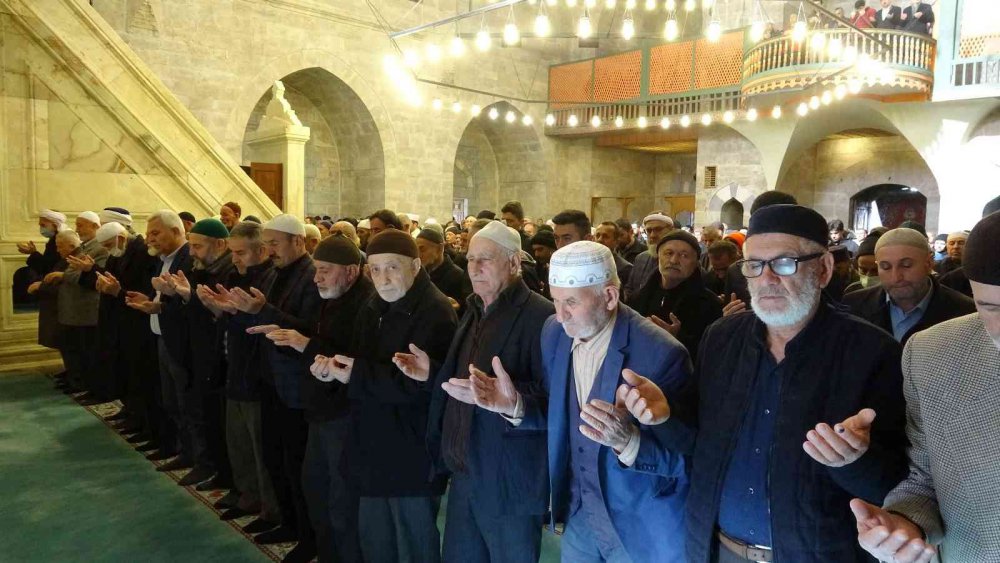 TOKAT'TA CUMA NAMAZI ÖNCESİNDE MERKEZİ VAAZ SİSTEMİ İLE CAMİLERDE KAR VE YAĞMUR DUASI YAPILDI