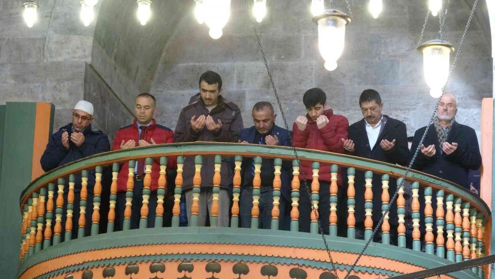 TOKAT'TA CUMA NAMAZI ÖNCESİNDE MERKEZİ VAAZ SİSTEMİ İLE CAMİLERDE KAR VE YAĞMUR DUASI YAPILDI
