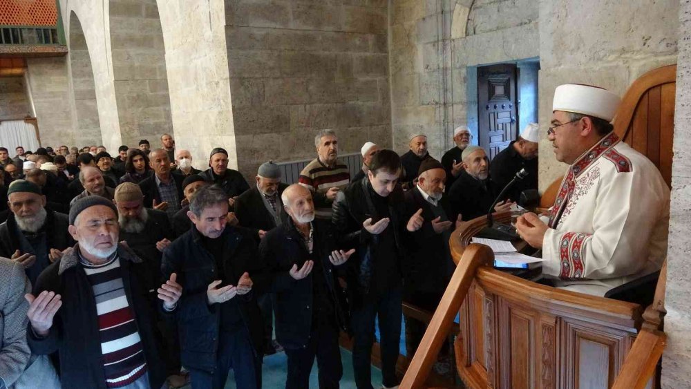 TOKAT'TA CUMA NAMAZI ÖNCESİNDE MERKEZİ VAAZ SİSTEMİ İLE CAMİLERDE KAR VE YAĞMUR DUASI YAPILDI