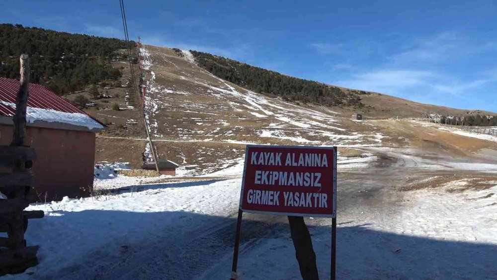 ZİGANA KAYAK TESİSLERİ KARA HASRET KALDI.GÜMÜŞHANE'NİN TORUL İLÇESİ SINIRLARINDAKİ ZİGANA GÜMÜŞKAYAK KAYAK TESİSLERİ DE KURAKLIKTAN NASİBİNİ ALDI