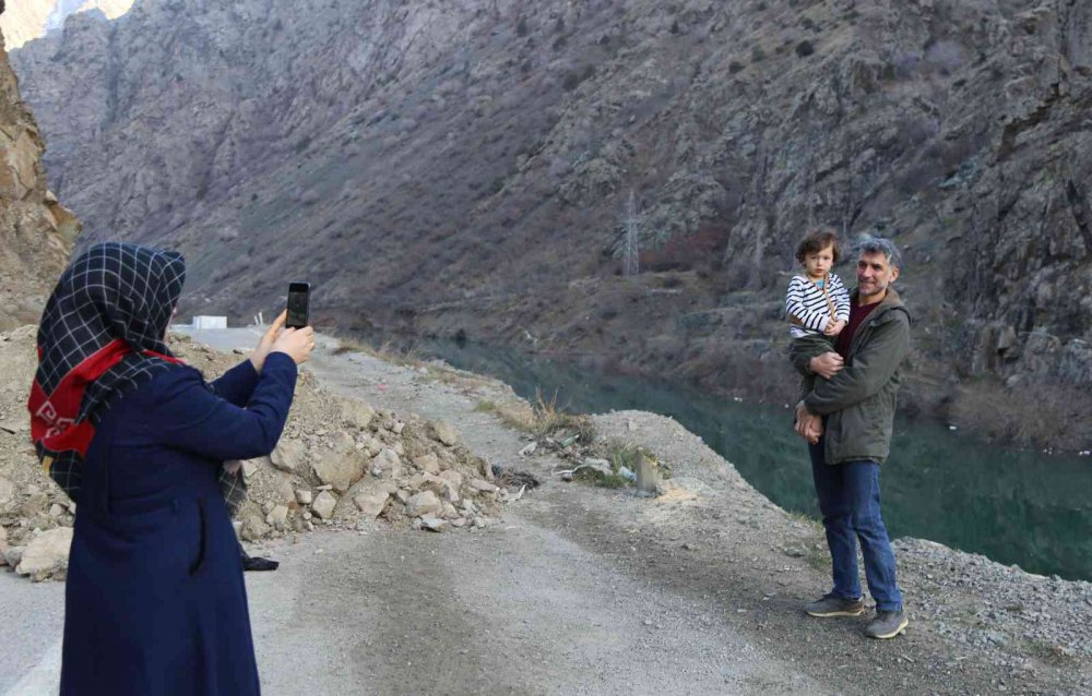 BARAJ SUYU YUSUFELİ’NE YAKLAŞTI: SON BİN METRE. YUSUFELİ BARAJI VE HES PROJESİNDE SULAR YÜKSELMEYE DEVAM EDİYOR. SU SEVİYESİNİN 67 METREYİ BULDUĞU BARAJDA DEPOLANAN SU MİKTARI 58 MİLYON METREKÜP SEVİYESİNE ULAŞTI