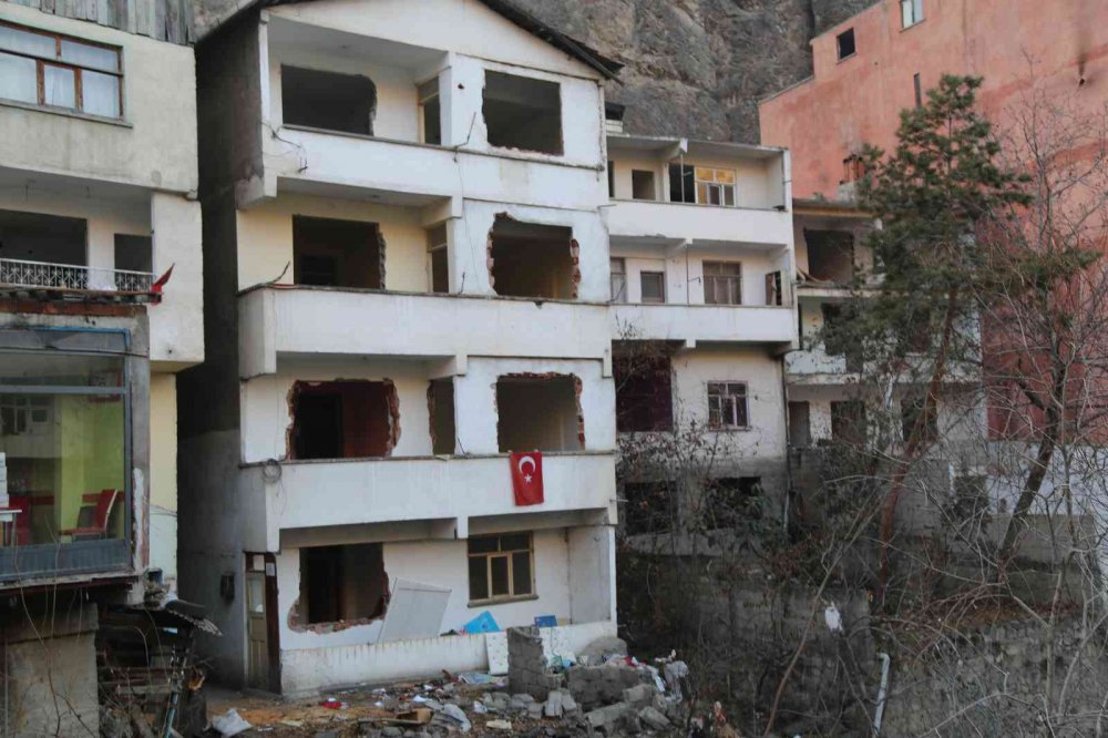 BARAJ SUYU YUSUFELİ’NE YAKLAŞTI: SON BİN METRE. YUSUFELİ BARAJI VE HES PROJESİNDE SULAR YÜKSELMEYE DEVAM EDİYOR. SU SEVİYESİNİN 67 METREYİ BULDUĞU BARAJDA DEPOLANAN SU MİKTARI 58 MİLYON METREKÜP SEVİYESİNE ULAŞTI