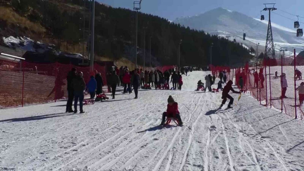 OKULLARIN ARA TATİLE GİRMESİYLE KARNELERİNİ ALAN ÖĞRENCİLER, AİLELERİYLE BERABER PALANDÖKEN KAYAK MERKEZİNDE KAYAĞIN TADINI ÇIKARDI