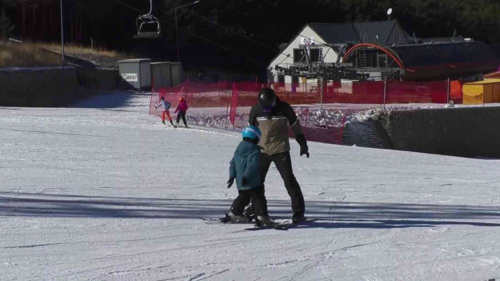 OKULLARIN ARA TATİLE GİRMESİYLE KARNELERİNİ ALAN ÖĞRENCİLER, AİLELERİYLE BERABER PALANDÖKEN KAYAK MERKEZİNDE KAYAĞIN TADINI ÇIKARDI