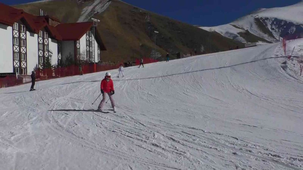 OKULLARIN ARA TATİLE GİRMESİYLE KARNELERİNİ ALAN ÖĞRENCİLER, AİLELERİYLE BERABER PALANDÖKEN KAYAK MERKEZİNDE KAYAĞIN TADINI ÇIKARDI