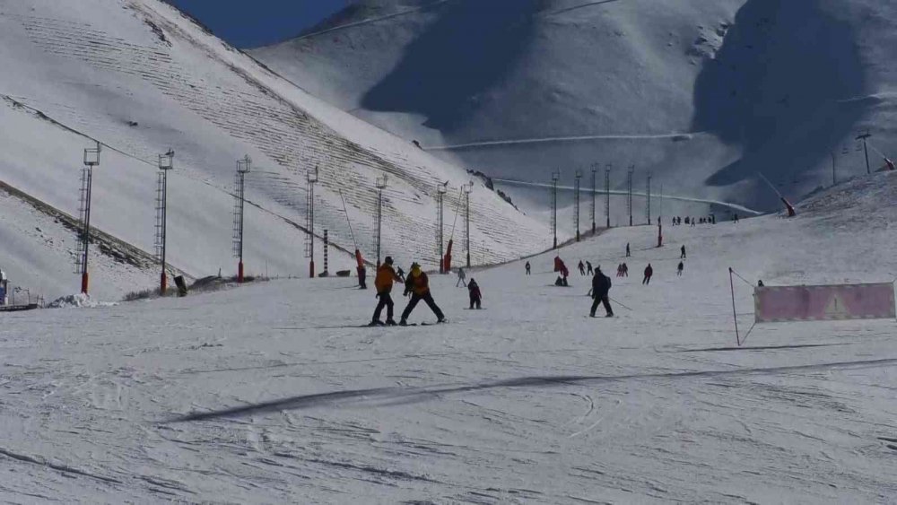 OKULLARIN ARA TATİLE GİRMESİYLE KARNELERİNİ ALAN ÖĞRENCİLER, AİLELERİYLE BERABER PALANDÖKEN KAYAK MERKEZİNDE KAYAĞIN TADINI ÇIKARDI