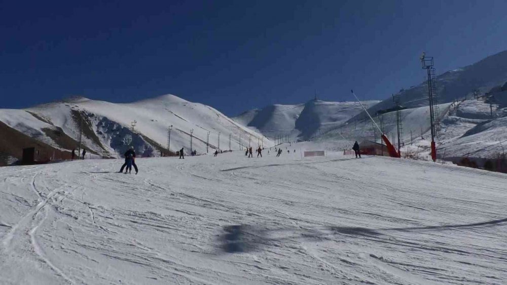 OKULLARIN ARA TATİLE GİRMESİYLE KARNELERİNİ ALAN ÖĞRENCİLER, AİLELERİYLE BERABER PALANDÖKEN KAYAK MERKEZİNDE KAYAĞIN TADINI ÇIKARDI