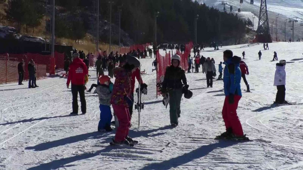 OKULLARIN ARA TATİLE GİRMESİYLE KARNELERİNİ ALAN ÖĞRENCİLER, AİLELERİYLE BERABER PALANDÖKEN KAYAK MERKEZİNDE KAYAĞIN TADINI ÇIKARDI