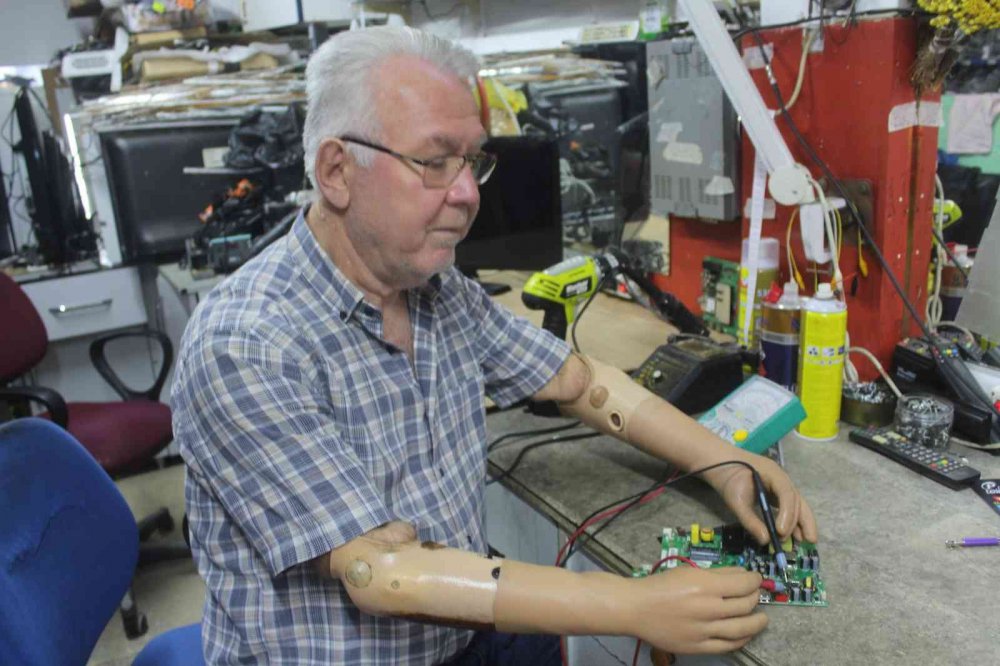 GİRESUN'UN GÖRELE İLÇESİNDE YAŞAYAN VE GEÇİRDİĞİ KAZADAN SONRA İKİ KOLUNU DA KAYBEDEN OSMAN KANBUR, 37 YILDIR PROTEZ KOLLARI İLE TELEVİZYON VE RADYO TAMİRCİLİĞİ YAPARAK GEÇİMİNİ SAĞLIYOR