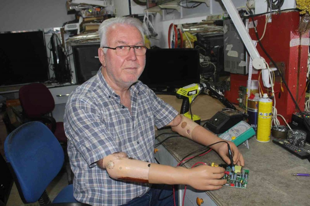 GİRESUN'UN GÖRELE İLÇESİNDE YAŞAYAN VE GEÇİRDİĞİ KAZADAN SONRA İKİ KOLUNU DA KAYBEDEN OSMAN KANBUR, 37 YILDIR PROTEZ KOLLARI İLE TELEVİZYON VE RADYO TAMİRCİLİĞİ YAPARAK GEÇİMİNİ SAĞLIYOR