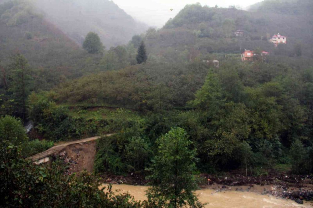 GİRESUN'UN GÖRELE İLÇESİNE BAĞLI KARAKEŞ KÖYÜNDE 20'DEN FAZLA HANENİN YAŞADIĞI MAHALLE SAKİNLERİ BASINDA YER ALAN HABERLERİN ARDINDAN NİHAYET KÖPRÜLERİNE KAVUŞUYOR