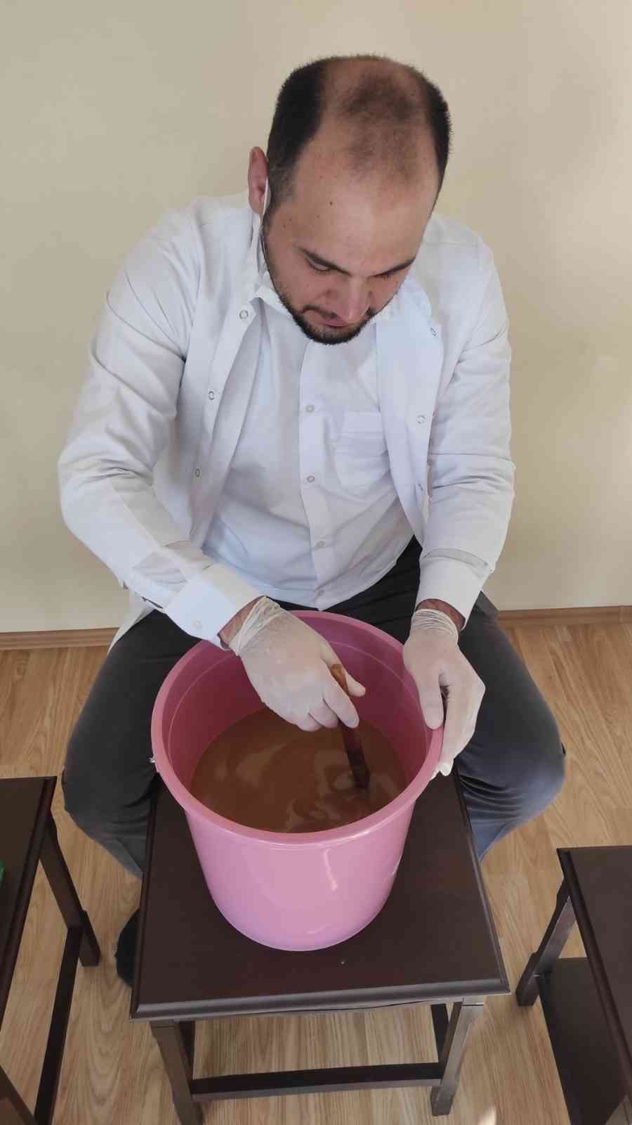 GİRESUN'UN EYNESİL İLÇESİNDE FINDIK YAĞINDAN SABUN ÜRETEN TIP FAKÜLTESİ ÖĞRENCİSİ SEMİH GÜREL, FINDIK SABUNUNUN SEDEF, EGZAMA, MANTAR HASTALIKLARININ YANINDA; SİVİLCE VE SAÇ DÖKÜLMESİNE DE İYİ GELDİĞİNİ SÖYLEDİ