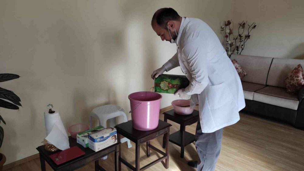 GİRESUN'UN EYNESİL İLÇESİNDE FINDIK YAĞINDAN SABUN ÜRETEN TIP FAKÜLTESİ ÖĞRENCİSİ SEMİH GÜREL, FINDIK SABUNUNUN SEDEF, EGZAMA, MANTAR HASTALIKLARININ YANINDA; SİVİLCE VE SAÇ DÖKÜLMESİNE DE İYİ GELDİĞİNİ SÖYLEDİ