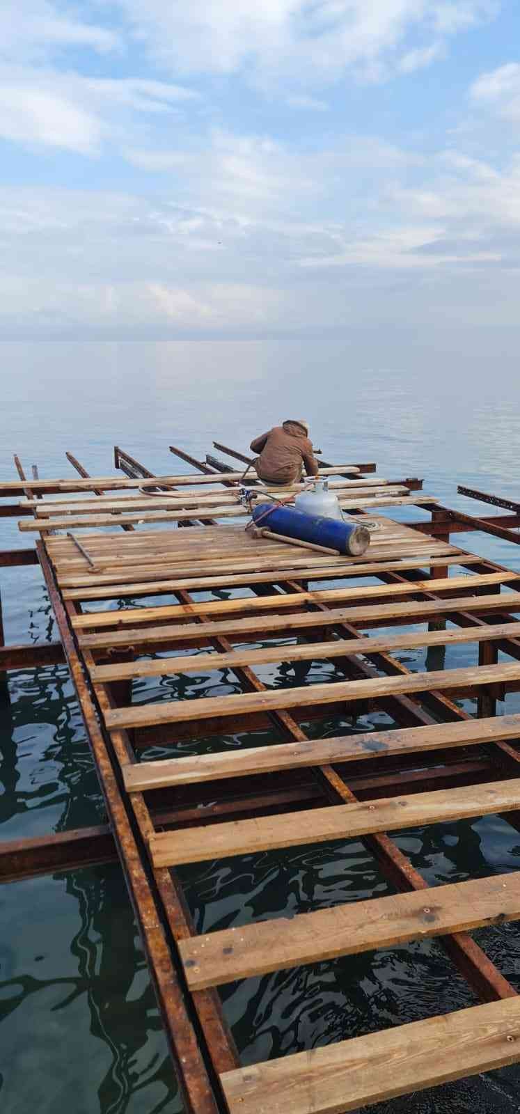 TRABZON BÜYÜKŞEHİR BELEDİYE BAŞKANI MURAT ZORLUOĞLU'NUN "SAHİLLERİ GERÇEK SAHİPLERİ OLAN HALKA GERİ VERECEĞİZ" TALİMATI SONRASI EKİPLER İMARA AYKIRI UYGULAMALARA GEÇİT VERMİYOR