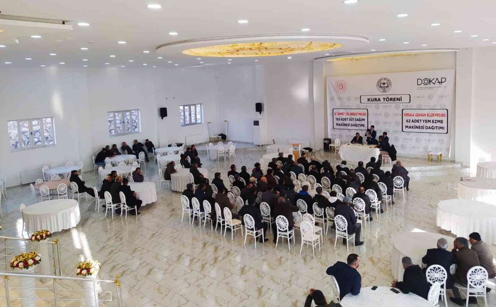 BAYBURT'UN DEMİRÖZÜ İLÇESİNDE ÇİFTÇİLERE SÜT SAĞMA MAKİNESİ VE YEM EZME MAKİNESİ DÜZENLENEN TÖRENLE DAĞITILDI