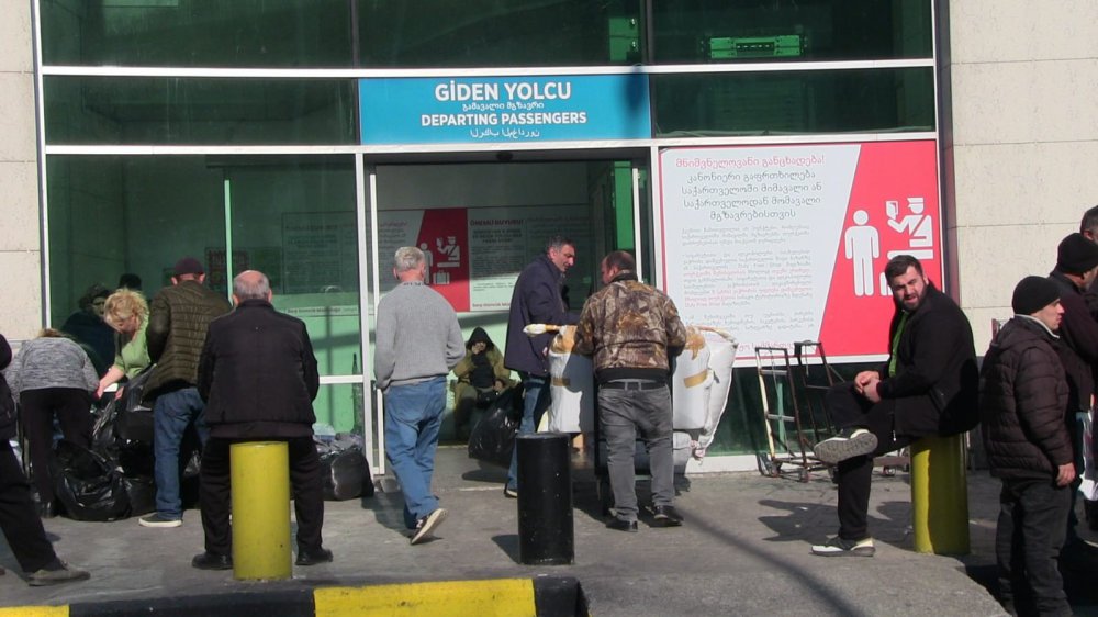 KAÇKAR GÜMRÜK VE DIŞ TİCARET BÖLGE MÜDÜRÜ ERSİN BAŞARAN, BÖLGE MÜDÜRLÜKLERİNE BAĞLI SARP, AKTAŞ VE TÜRKGÖZÜ KAPILARINDAN 940 BİN 500 ADET ARAÇ GEÇİŞİ YAPILDIĞINI, SINIR KAPILARINDAN 5 MİLYON 398 BİN 877 YOLCUNUN GEÇİŞ YAPTIĞ