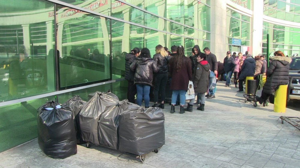 KAÇKAR GÜMRÜK VE DIŞ TİCARET BÖLGE MÜDÜRÜ ERSİN BAŞARAN, BÖLGE MÜDÜRLÜKLERİNE BAĞLI SARP, AKTAŞ VE TÜRKGÖZÜ KAPILARINDAN 940 BİN 500 ADET ARAÇ GEÇİŞİ YAPILDIĞINI, SINIR KAPILARINDAN 5 MİLYON 398 BİN 877 YOLCUNUN GEÇİŞ YAPTIĞ