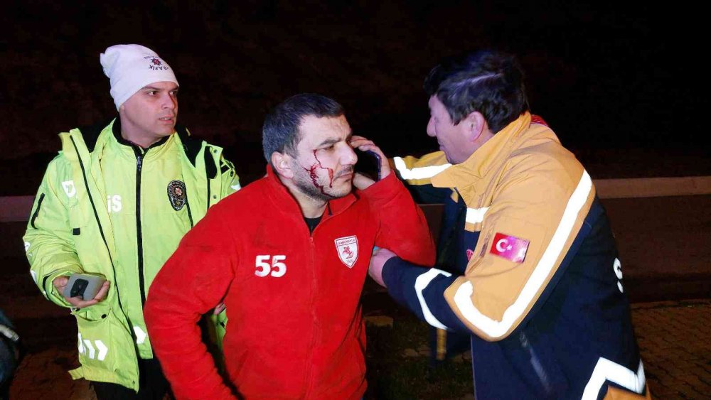 SAMSUN'DAKİ SAMANLIKLARINA HIRSIZ GİREN AİLE ANKARA'DAN KÖYLERİNE GİDERKEN ARAÇLARININ BARİYERE ÇARPMASI SONUCU ANNE ÖLDÜ, OĞLU İLE BABASI YARALANDI