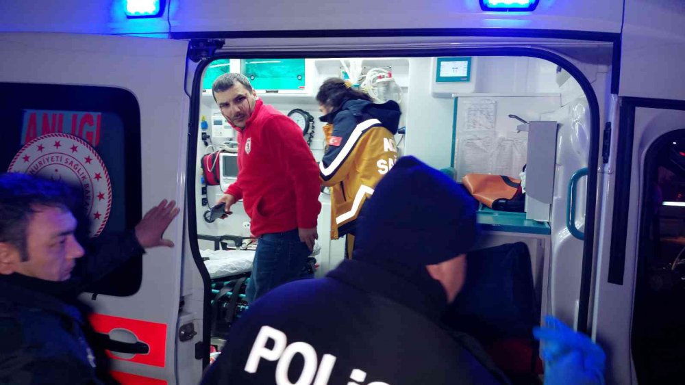 SAMSUN'DAKİ SAMANLIKLARINA HIRSIZ GİREN AİLE ANKARA'DAN KÖYLERİNE GİDERKEN ARAÇLARININ BARİYERE ÇARPMASI SONUCU ANNE ÖLDÜ, OĞLU İLE BABASI YARALANDI