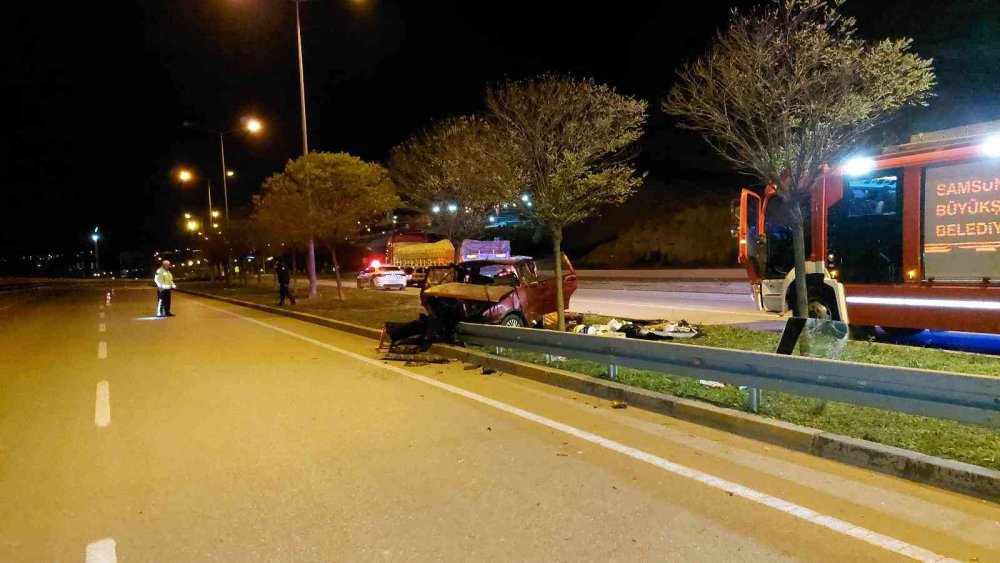 SAMSUN'DAKİ SAMANLIKLARINA HIRSIZ GİREN AİLE ANKARA'DAN KÖYLERİNE GİDERKEN ARAÇLARININ BARİYERE ÇARPMASI SONUCU ANNE ÖLDÜ, OĞLU İLE BABASI YARALANDI