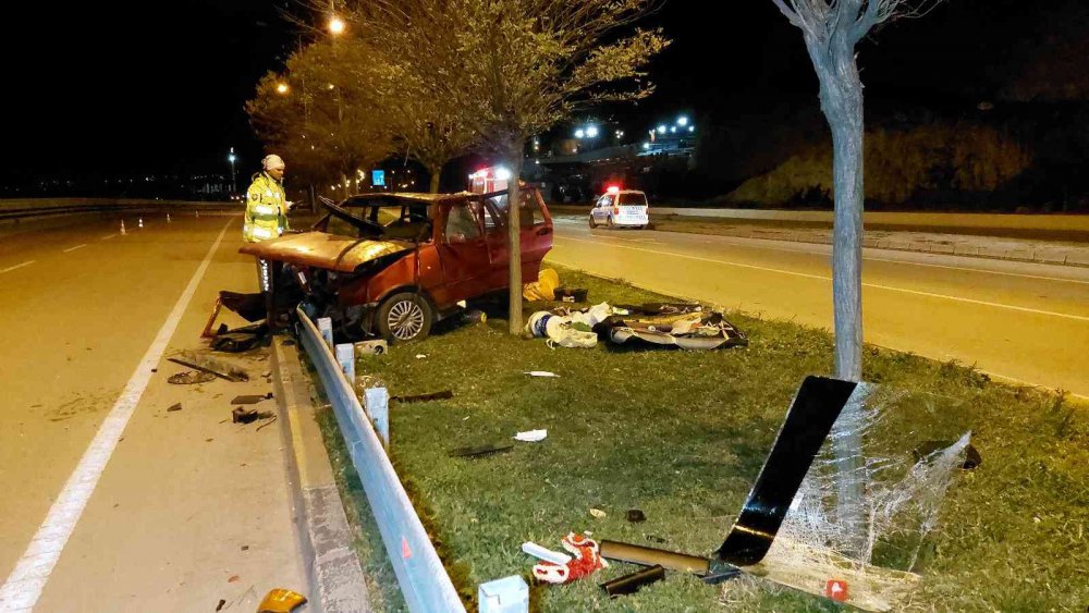 SAMSUN'DAKİ SAMANLIKLARINA HIRSIZ GİREN AİLE ANKARA'DAN KÖYLERİNE GİDERKEN ARAÇLARININ BARİYERE ÇARPMASI SONUCU ANNE ÖLDÜ, OĞLU İLE BABASI YARALANDI