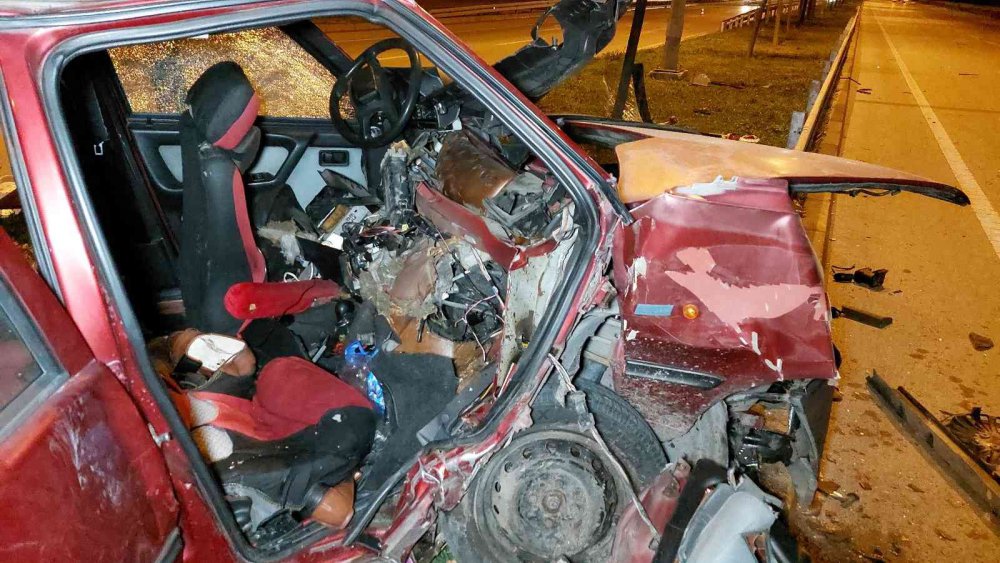 SAMSUN'DAKİ SAMANLIKLARINA HIRSIZ GİREN AİLE ANKARA'DAN KÖYLERİNE GİDERKEN ARAÇLARININ BARİYERE ÇARPMASI SONUCU ANNE ÖLDÜ, OĞLU İLE BABASI YARALANDI