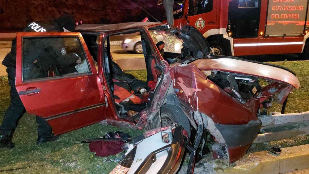 SAMSUN'DAKİ SAMANLIKLARINA HIRSIZ GİREN AİLE ANKARA'DAN KÖYLERİNE GİDERKEN ARAÇLARININ BARİYERE ÇARPMASI SONUCU ANNE ÖLDÜ, OĞLU İLE BABASI YARALANDI