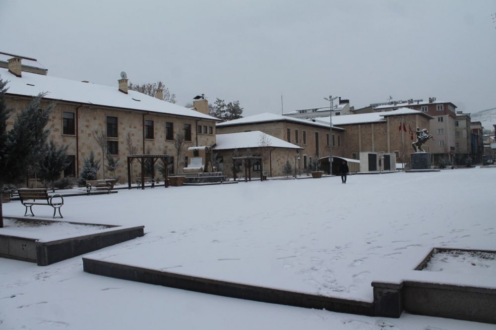KURAK GEÇEN GÜNLERİN ARDINDAN BAYBURT BEYAZ GELİNLİĞİNİ GİYİNDİ. BİR SÜREDİR KAR YAĞIŞININ OLMADIĞI BAYBURT'TA UZUN ZAMAN SONRA KAR YENİDEN YAĞDI