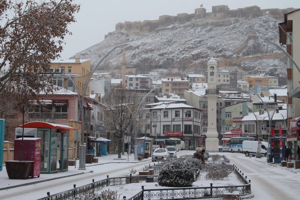 KURAK GEÇEN GÜNLERİN ARDINDAN BAYBURT BEYAZ GELİNLİĞİNİ GİYİNDİ. BİR SÜREDİR KAR YAĞIŞININ OLMADIĞI BAYBURT'TA UZUN ZAMAN SONRA KAR YENİDEN YAĞDI