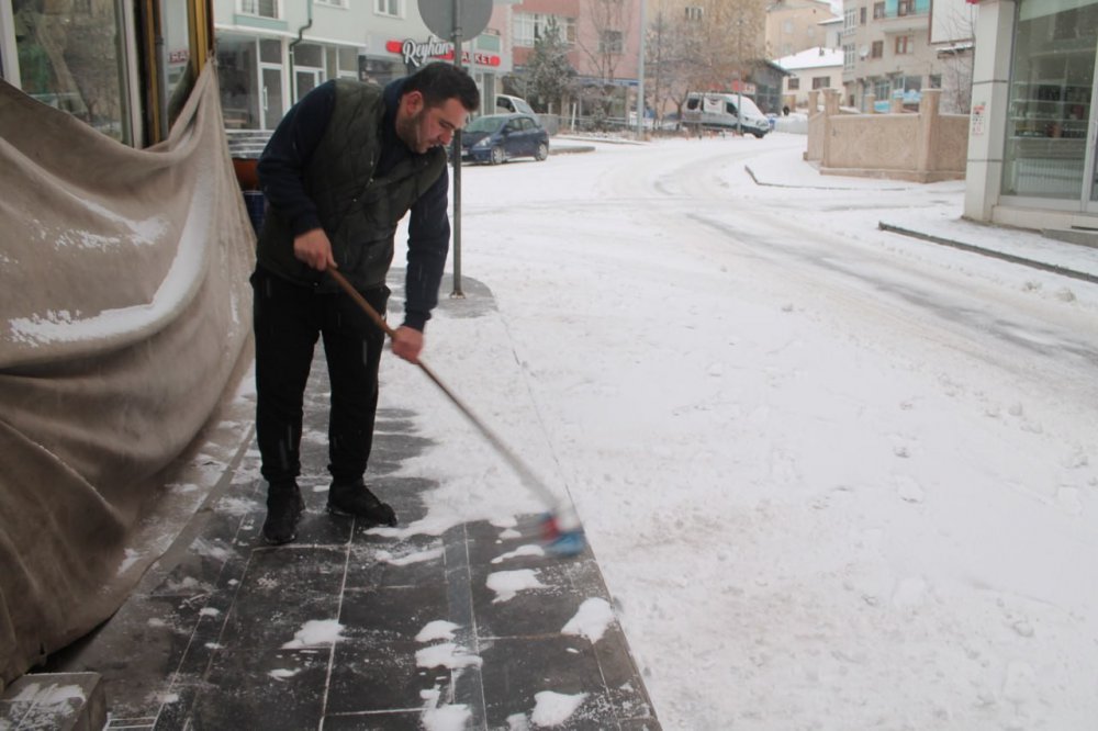 KURAK GEÇEN GÜNLERİN ARDINDAN BAYBURT BEYAZ GELİNLİĞİNİ GİYİNDİ. BİR SÜREDİR KAR YAĞIŞININ OLMADIĞI BAYBURT'TA UZUN ZAMAN SONRA KAR YENİDEN YAĞDI