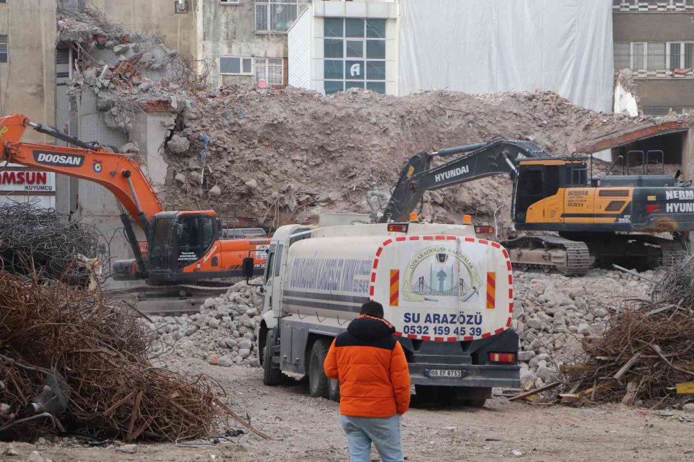 SAMSUN'DA İNŞAATI UZUN YILLAR SÜREN, FİZİKİ YAPISI NEDENİYLE ELEŞTİRİ ALAN VE 1999'DA AÇILAN ANAKENT İŞ MERKEZİ, 24 YIL SONRA YIKILARAK TARİH OLDU