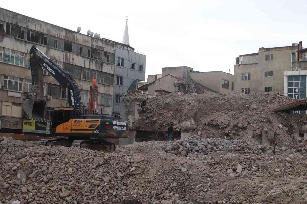 SAMSUN'DA İNŞAATI UZUN YILLAR SÜREN, FİZİKİ YAPISI NEDENİYLE ELEŞTİRİ ALAN VE 1999'DA AÇILAN ANAKENT İŞ MERKEZİ, 24 YIL SONRA YIKILARAK TARİH OLDU