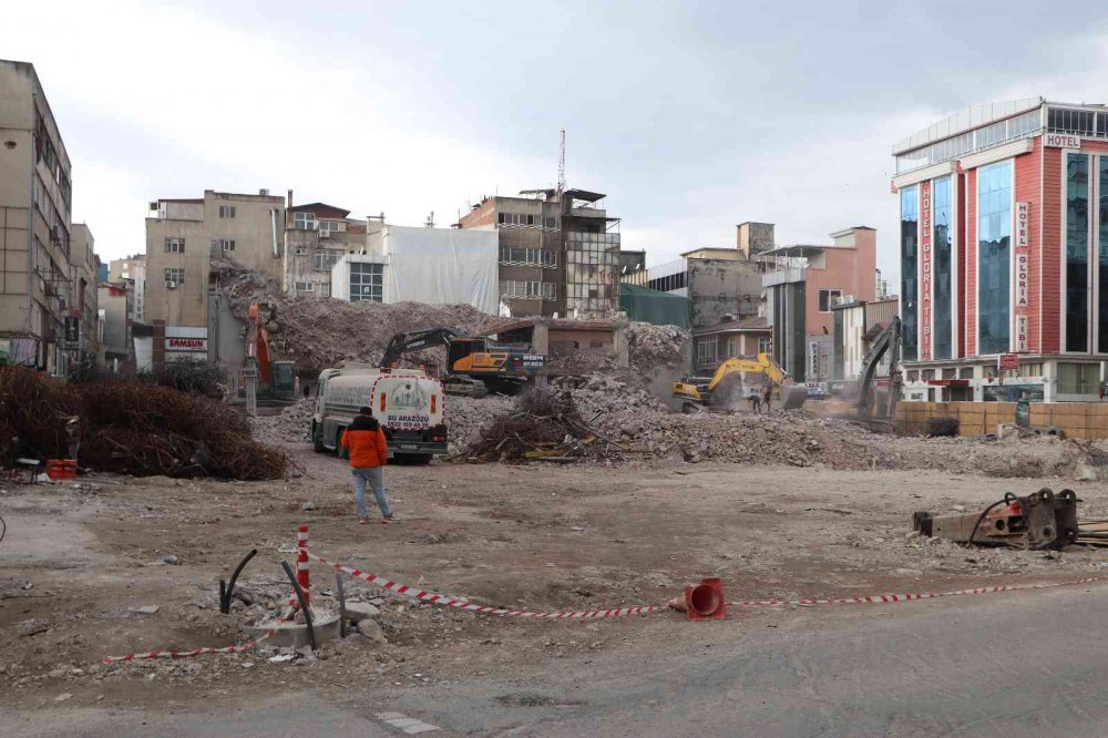 SAMSUN'DA İNŞAATI UZUN YILLAR SÜREN, FİZİKİ YAPISI NEDENİYLE ELEŞTİRİ ALAN VE 1999'DA AÇILAN ANAKENT İŞ MERKEZİ, 24 YIL SONRA YIKILARAK TARİH OLDU