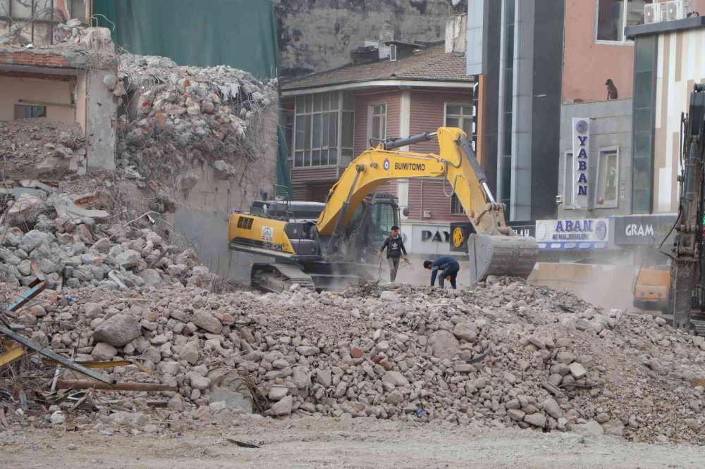 SAMSUN'DA İNŞAATI UZUN YILLAR SÜREN, FİZİKİ YAPISI NEDENİYLE ELEŞTİRİ ALAN VE 1999'DA AÇILAN ANAKENT İŞ MERKEZİ, 24 YIL SONRA YIKILARAK TARİH OLDU