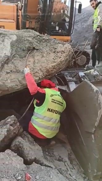 ARTVİN'DE BARAJ SULARI ALTINDA KALACAK OLAN YUSUFELİ İLÇESİNDE YIKILAN BETON BLOKLARDA MAHSUR KALAN YAVRU KÖPEKLER, İŞ MAKİNESİ YARDIMIYLA KURTARILDI