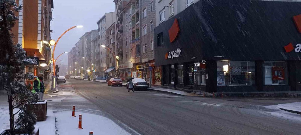 ÇORUM'UN SUNGURLU İLÇESİNDE VATANDAŞLAR YENİ GÜNE KAR SÜRPRİZİ İLE UYANDI