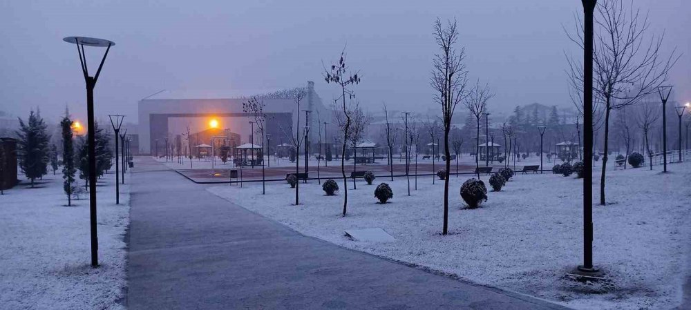 ÇORUM'UN SUNGURLU İLÇESİNDE VATANDAŞLAR YENİ GÜNE KAR SÜRPRİZİ İLE UYANDI