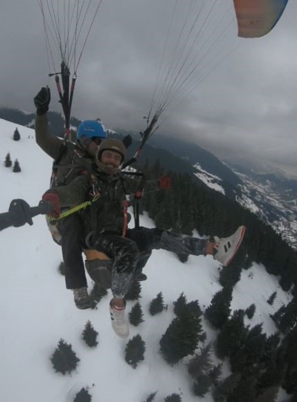 ARTVİN'İN ŞAVŞAT İLÇESİNDE KARLI DAĞLARIN ETEKLERİNDEN HAVALANAN YAMAÇ PARAŞÜTÜ SPORCULARI MUHTEŞEM MANZARA EŞLİĞİNDE GÖKLERDE SÜZÜLEREK BAŞARILI İNİŞ YAPTI