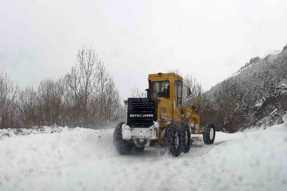 BAYBURT'TA KAR VE TİPİDEN KAPANAN 30 KÖY YOLU, İL ÖZEL İDARESİ EKİPLERİNİN YOĞUN GAYRETİYLE ULAŞIMDA AKSAMA YAŞANMADAN YENİDEN GÜN İÇERİSİNDE AÇILDI