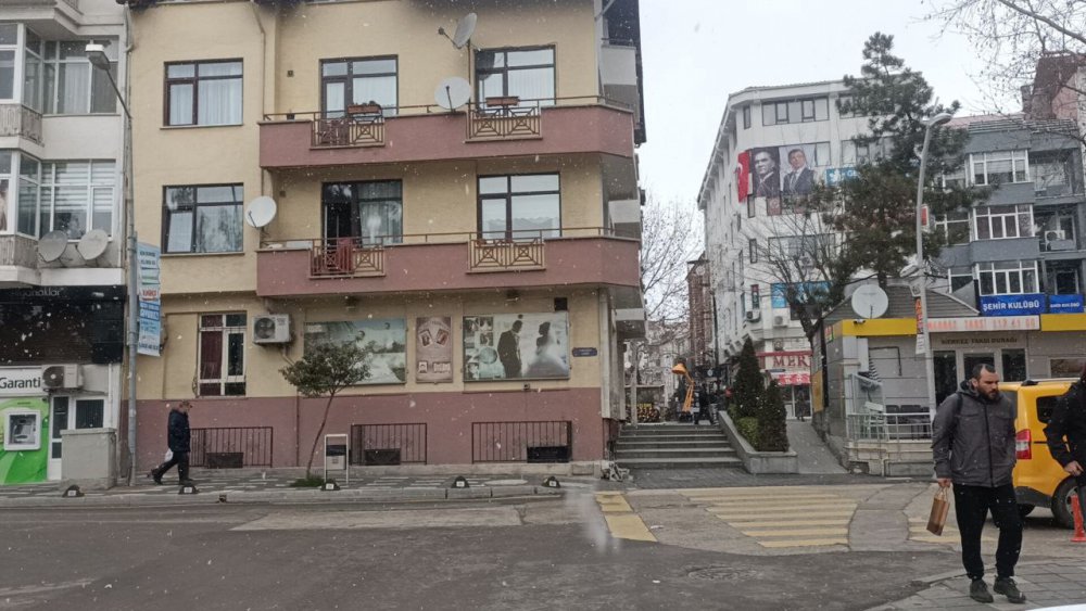 BOLU'DA, YÜKSEK KESİMLERDE ÖĞLE SAATLERİNDE BAŞLAYAN KAR YAĞIŞI D100 KARAYOLU BOLU DAĞI GEÇİŞİNDE ETKİSİNİ SÜRDÜRÜYOR