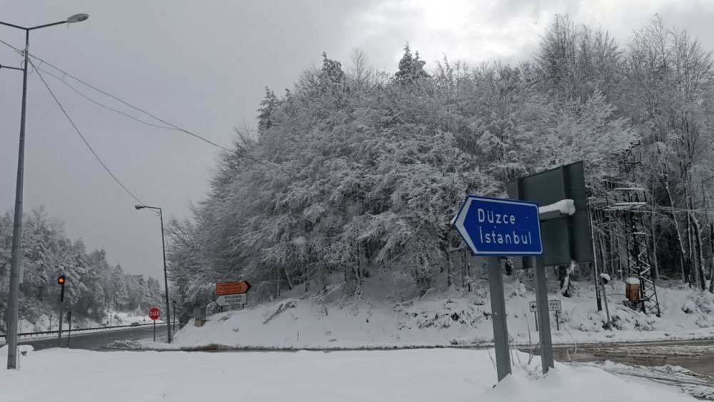BOLU'DA, YÜKSEK KESİMLERDE ÖĞLE SAATLERİNDE BAŞLAYAN KAR YAĞIŞI D100 KARAYOLU BOLU DAĞI GEÇİŞİNDE ETKİSİNİ SÜRDÜRÜYOR