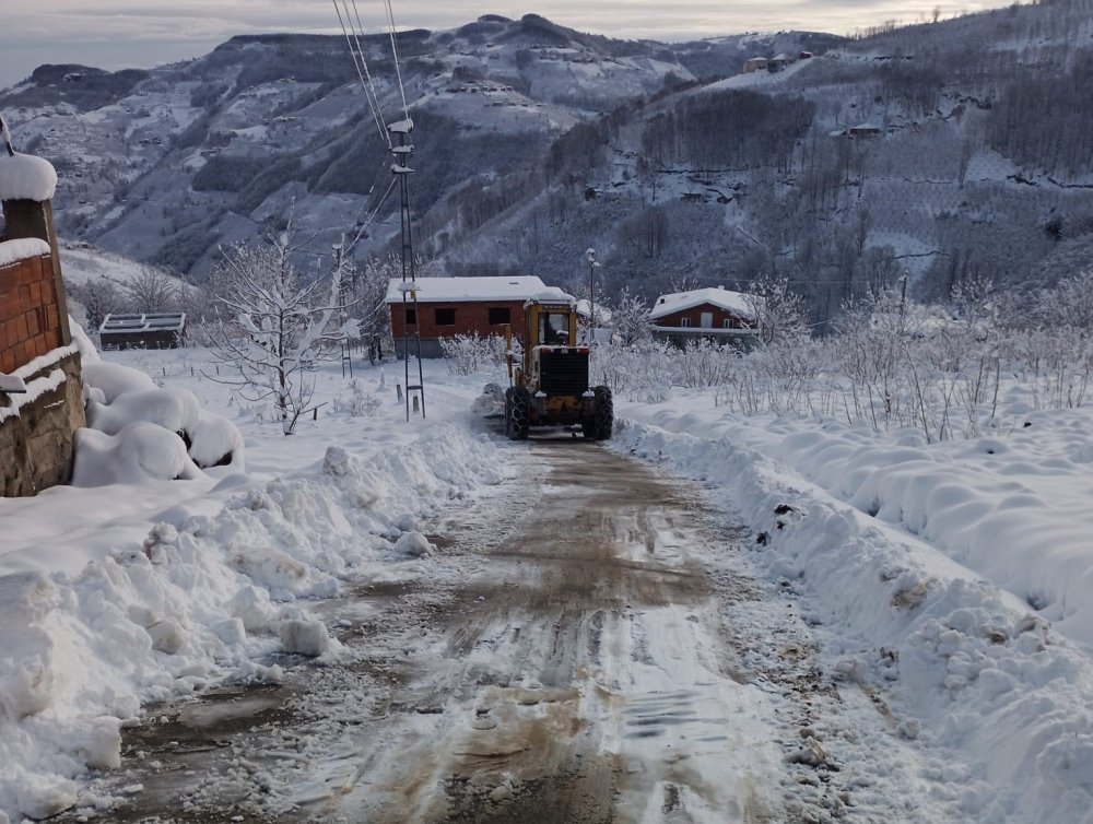 ORDU'NUN YÜKSEK KESİMLERİNDE KAR KALINLIĞI 55 SANTİMETREYE ULAŞIRKEN, KAR NEDENİYLE KAPANAN TOPLAMDA 197 MAHALLE YOLU ULAŞIMA AÇILDI