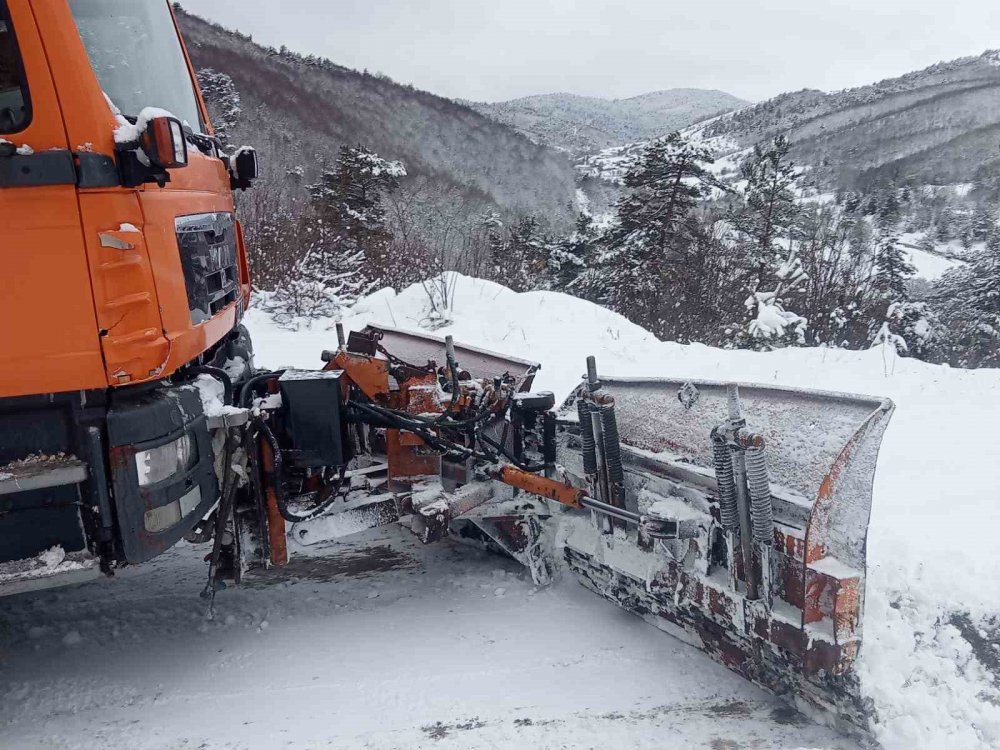 KASTAMONU'DA KAR YAĞIŞI ETKİLİ OLMAYA DEVAM EDİYOR. ÖZELLİKLE YÜKSEK RAKIMLI YERLEŞİM YERLERİNDE GECE BOYUNCA ETKİLİ OLAN KAR YAĞIŞI SONRASINDA 169 KÖY YOLUNA ULAŞIM SAĞLANAMIYOR