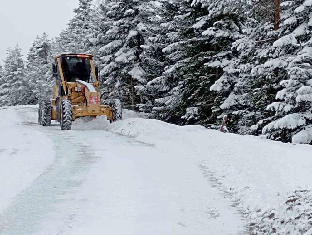 KASTAMONU'DA KAR YAĞIŞI ETKİLİ OLMAYA DEVAM EDİYOR. ÖZELLİKLE YÜKSEK RAKIMLI YERLEŞİM YERLERİNDE GECE BOYUNCA ETKİLİ OLAN KAR YAĞIŞI SONRASINDA 169 KÖY YOLUNA ULAŞIM SAĞLANAMIYOR