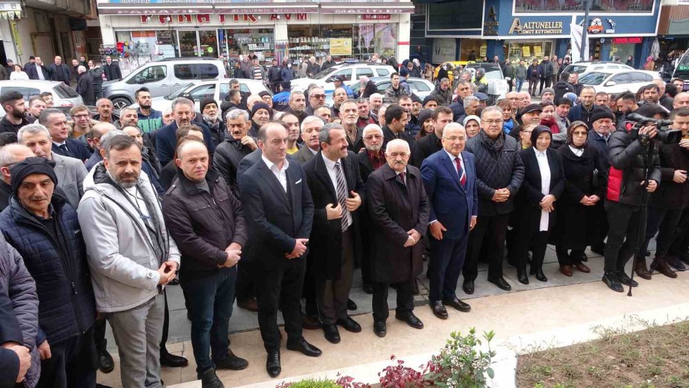 ORDU'NUN ALTINORDU İLÇESİNDE HALK ARASINDA "ÇARŞAMBA PAZARI" OLARAK BİLİNEN ALANDA ZOR ŞARTLARDA TİCARET YAPAN YENİ ÇARŞI ESNAFI, ORDU BÜYÜKŞEHİR BELEDİYE BAŞKANI HİLMİ GÜLER'İN SAYESİNDE HEM TAPU HEM DE MÜLK SAHİBİ OLDU